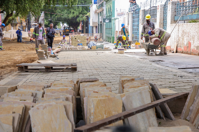 Prefeitura de Manaus avança em obras na Rua Ferreira Pena com calçadas e redes subterrâneas