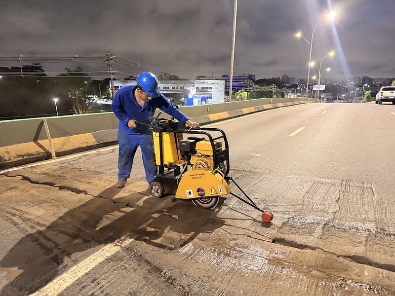 Seminf inicia serviços noturnos para conservar viaduto Ayrton Senna, na zona Centro-Sul de Manaus