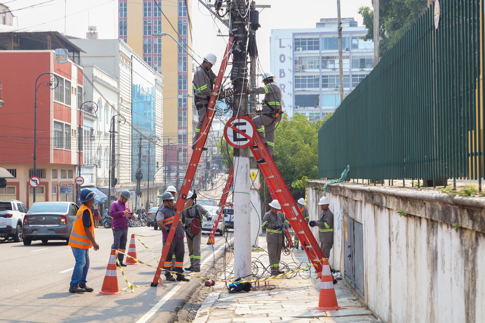 Centro Histórico de Manaus recebe ação para organizar fiação de postes e melhorar segurança