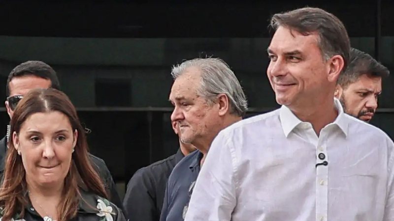 Flávio Bolsonaro visita o pai em prisão domiciliar e recebe manifestações de apoio em São Paulo