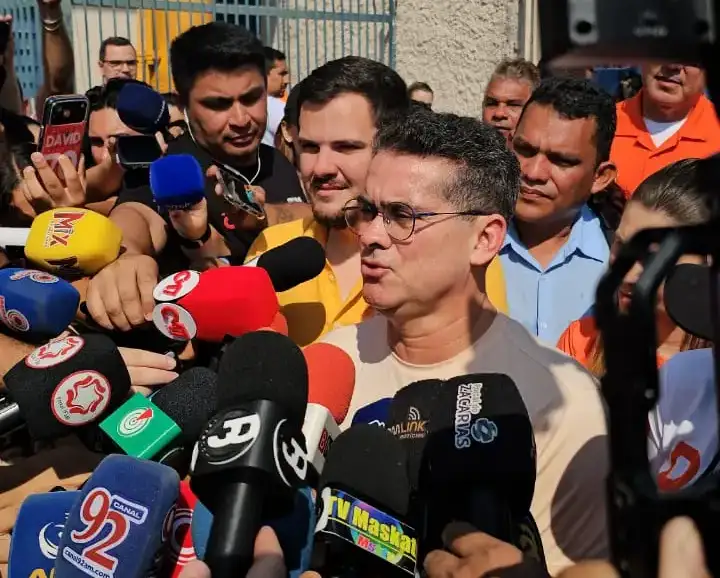 David Almeida vota no Morro da Liberdade cercado por apoiadores em Manaus