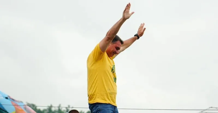 Flávio Bolsonaro diz que receberá faixa presidencial das mãos do pai se vencer eleição