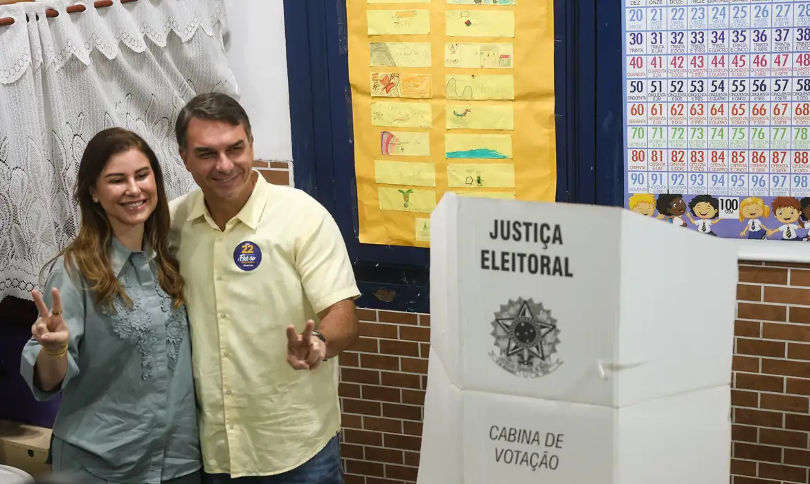 Flávio Bolsonaro vota no Rio de Janeiro e afirma representar a mudança