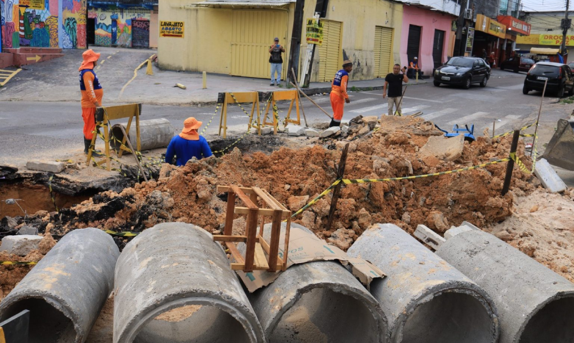 Manaus recupera rede de drenagem após afundamento de via no bairro da Paz