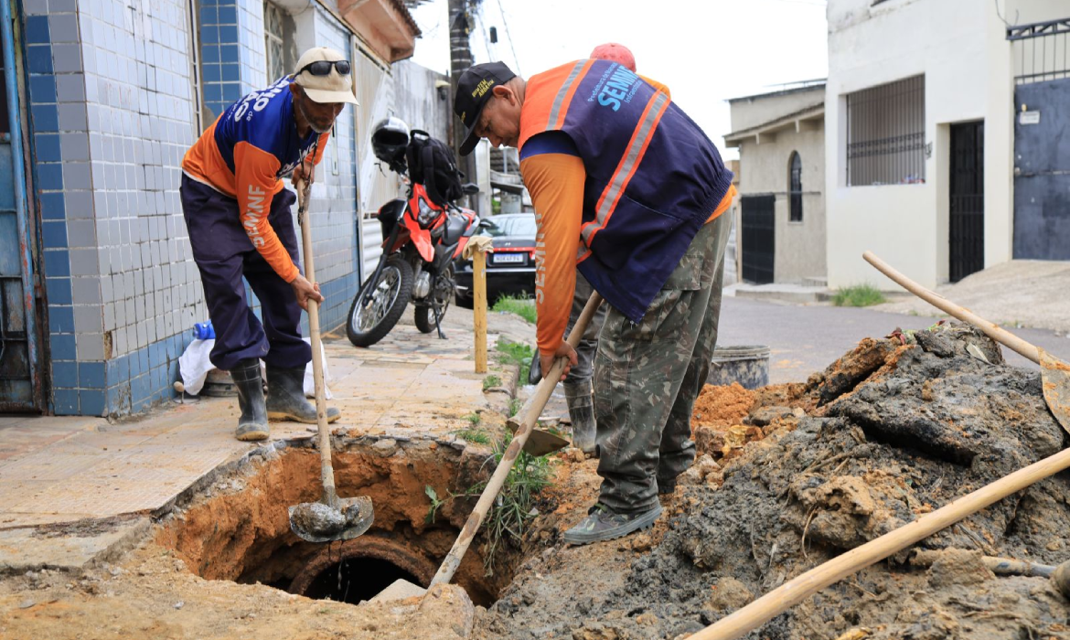 Seminf substitui tubulação danificada na rua Poranga, no bairro Redenção