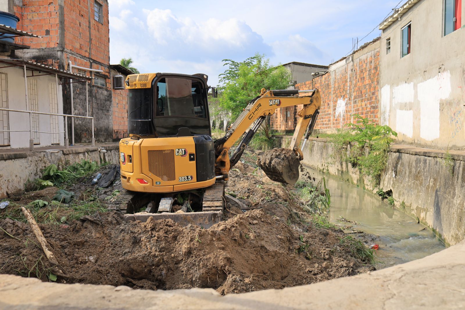 Dragagem em igarapé da Cidade de Deus busca reduzir riscos de alagamentos em Manaus