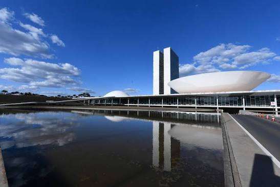 Conheça os 54 senadores eleitos neste domingo