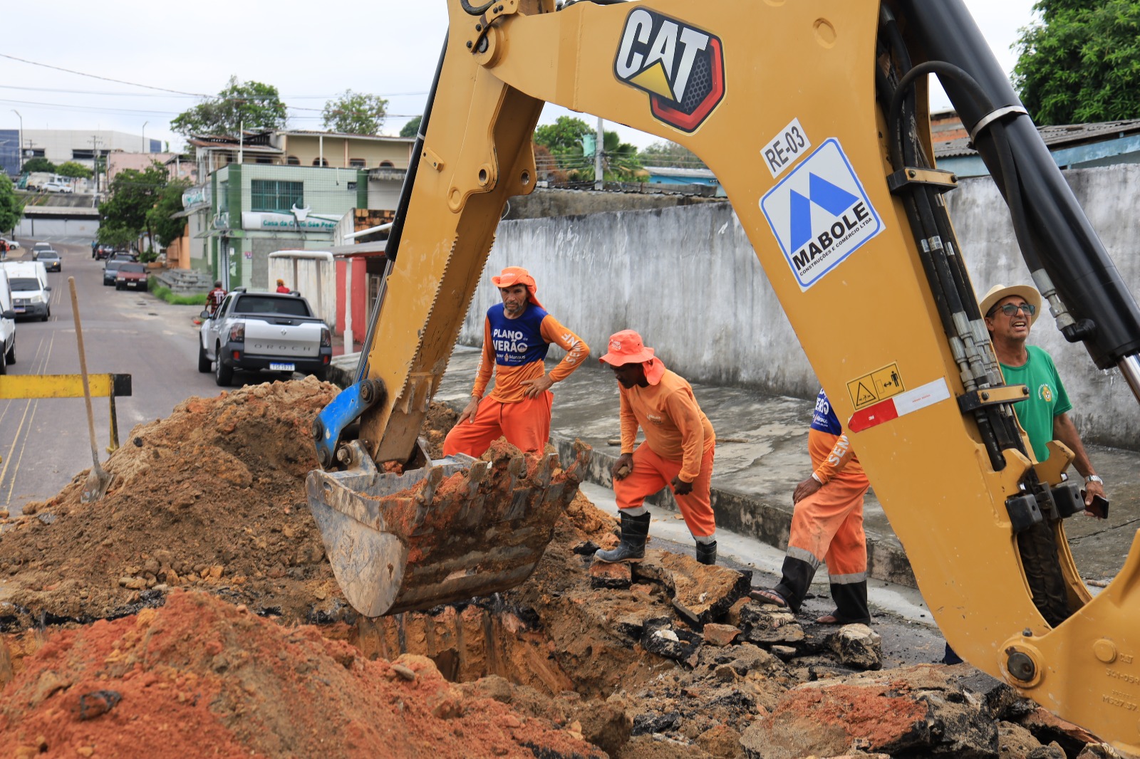 Cratera na avenida Penetração 2 mobiliza equipes de infraestrutura na zona Sul de Manaus