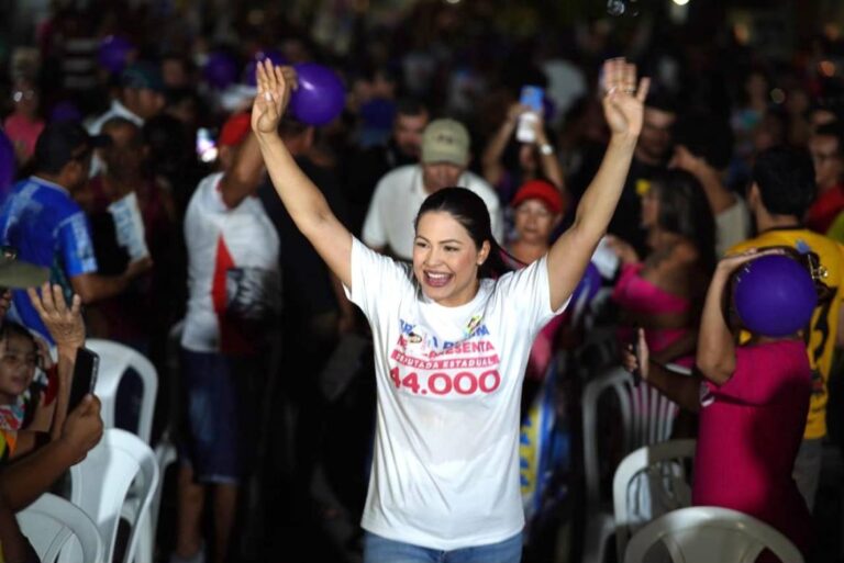 "Vocês me dão energia pra continuar": Brena Dianná leva esperança de saneamento e dignidade a moradores de palafitas em Parintins