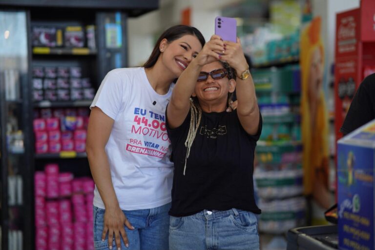 'Eu tô aqui por vocês'; Brena Dianná intensifica reta final de campanha com caminhada em Parintins