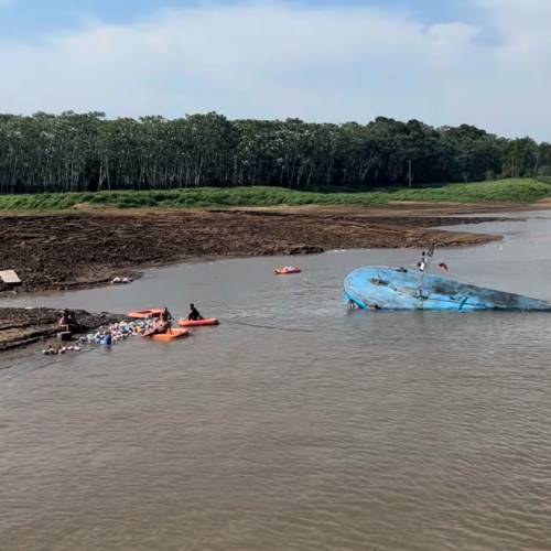 Barco com passageiros afunda após colidir com tronco no rio perto de Boa Vista do Ramos, no AM