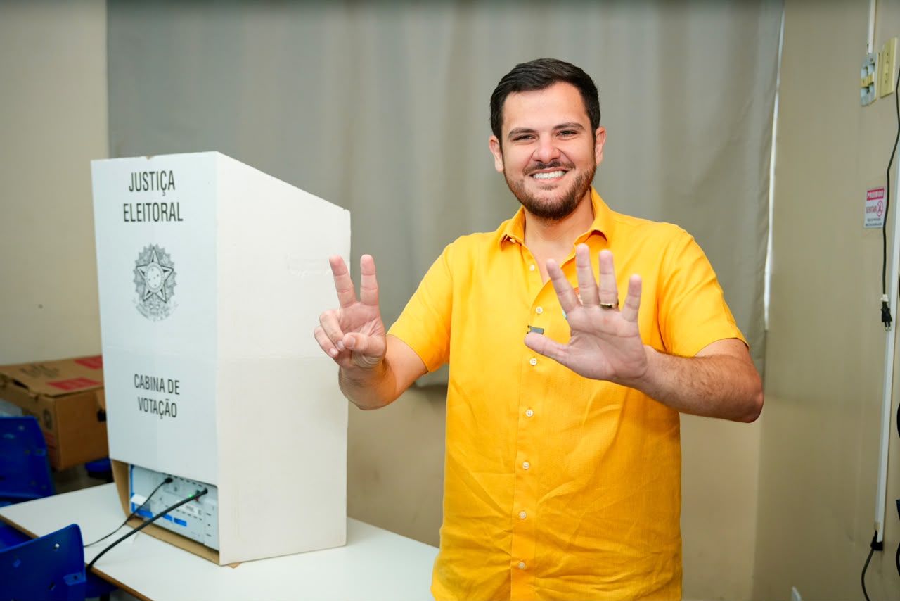Prefeito Renato Junior vota nas primeiras horas da eleição em Manaus e convoca eleitores às urnas no primeiro turno