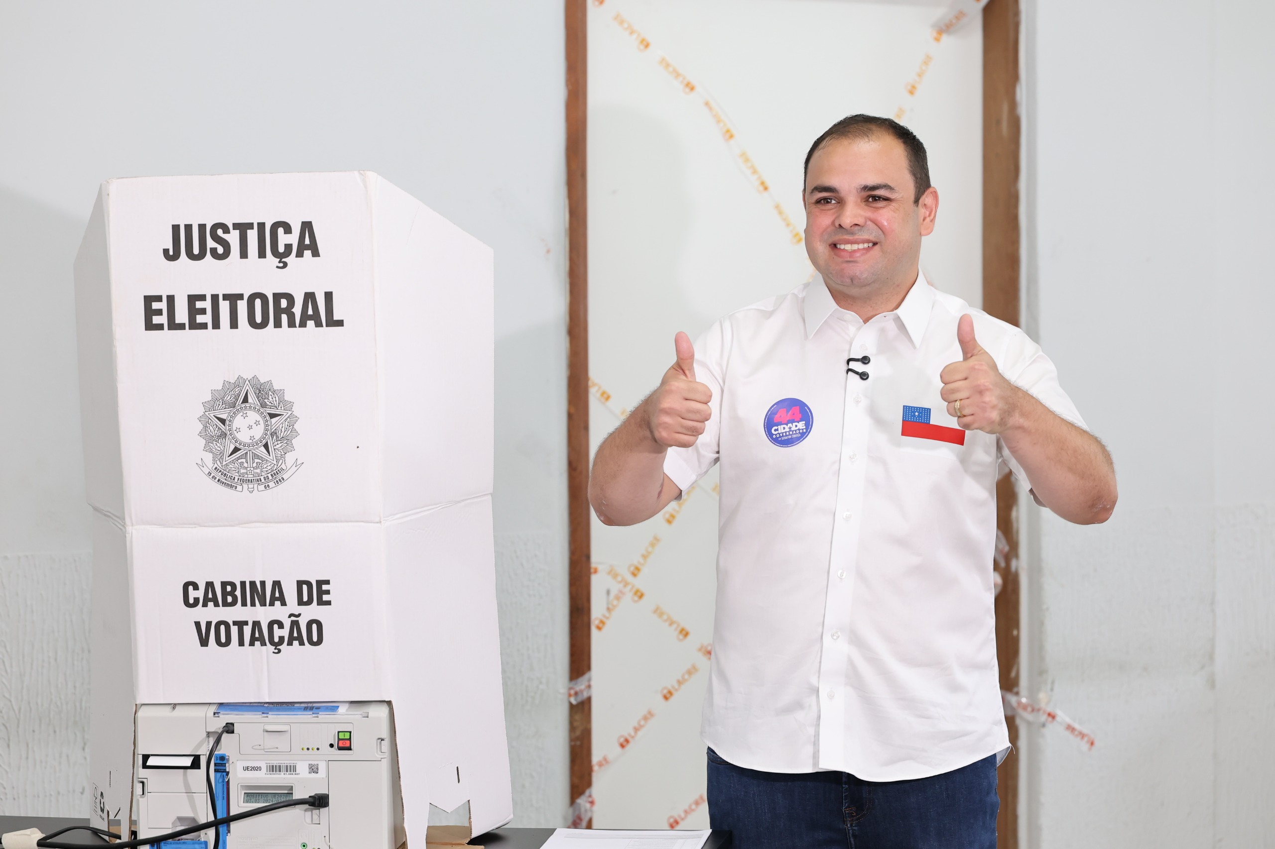 Roberto Cidade vota em Manaus e afirma confiança na chegada ao segundo turno