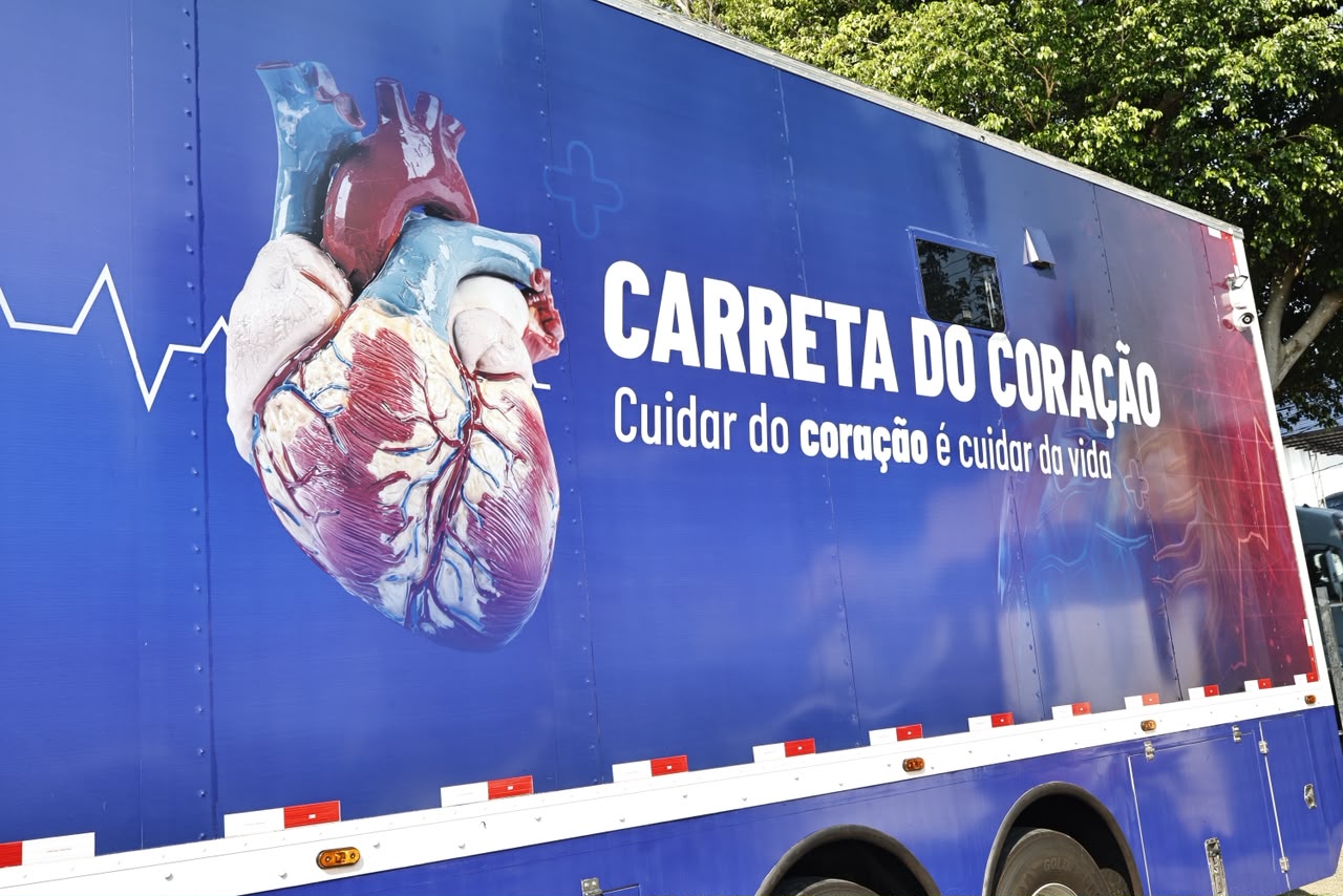 Governador Roberto Cidade entrega primeira Carreta do Coração do Amazonas