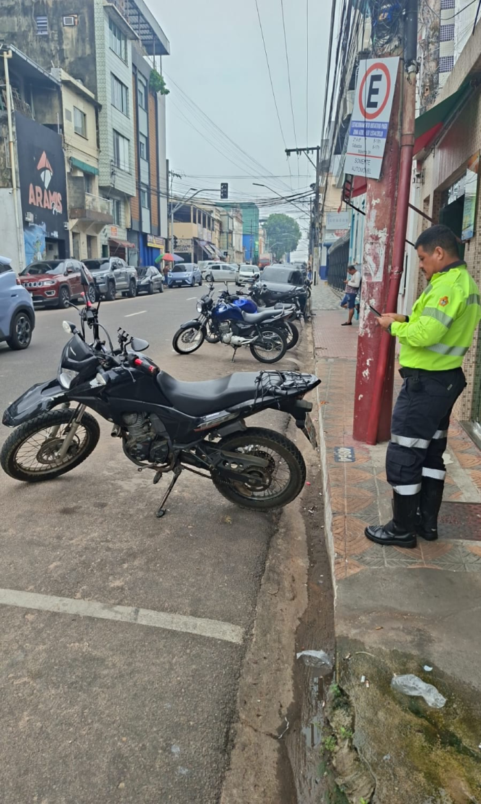 Fiscalização do IMMU aplica 16 autuações por estacionamento irregular em Manaus