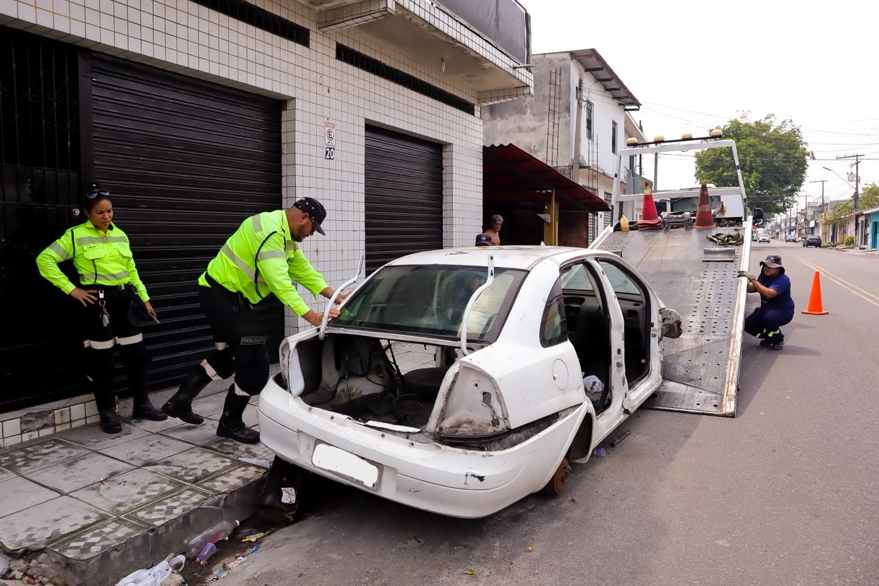 Operação Sucata retira veículos abandonados de avenida na zona Norte de Manaus