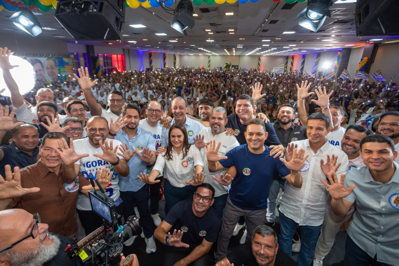 Após aprovação do fim da 6x1, Omar é aplaudido em encontros em Manaus