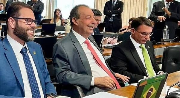 Silêncio de Flávio Bolsonaro sobre Omar em Manaus intriga bolsonaristas sobre diálogo republicano entre os dois