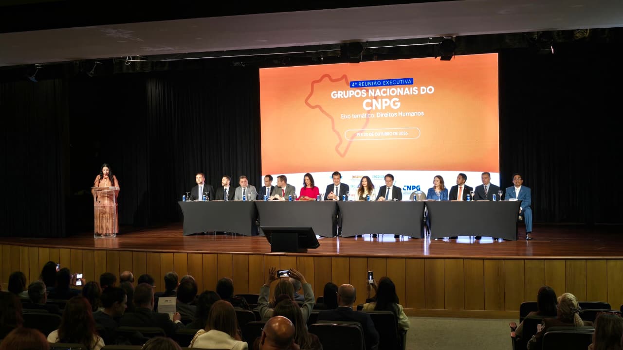 Leda Mara Albuquerque coordena reunião nacional sobre direitos humanos em Brasília