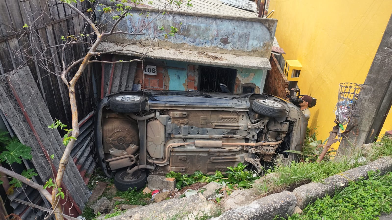 Carro capota no bairro Compensa, em Manaus