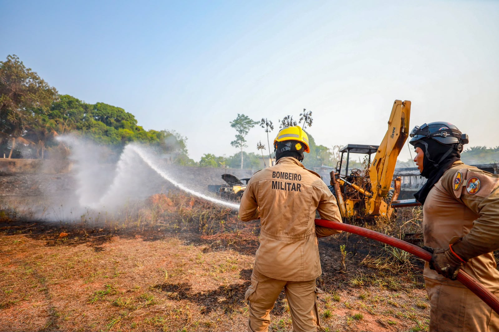 Bombeiros intensificam combate a incêndios após aumento de 540% nas ocorrências no Amazonas