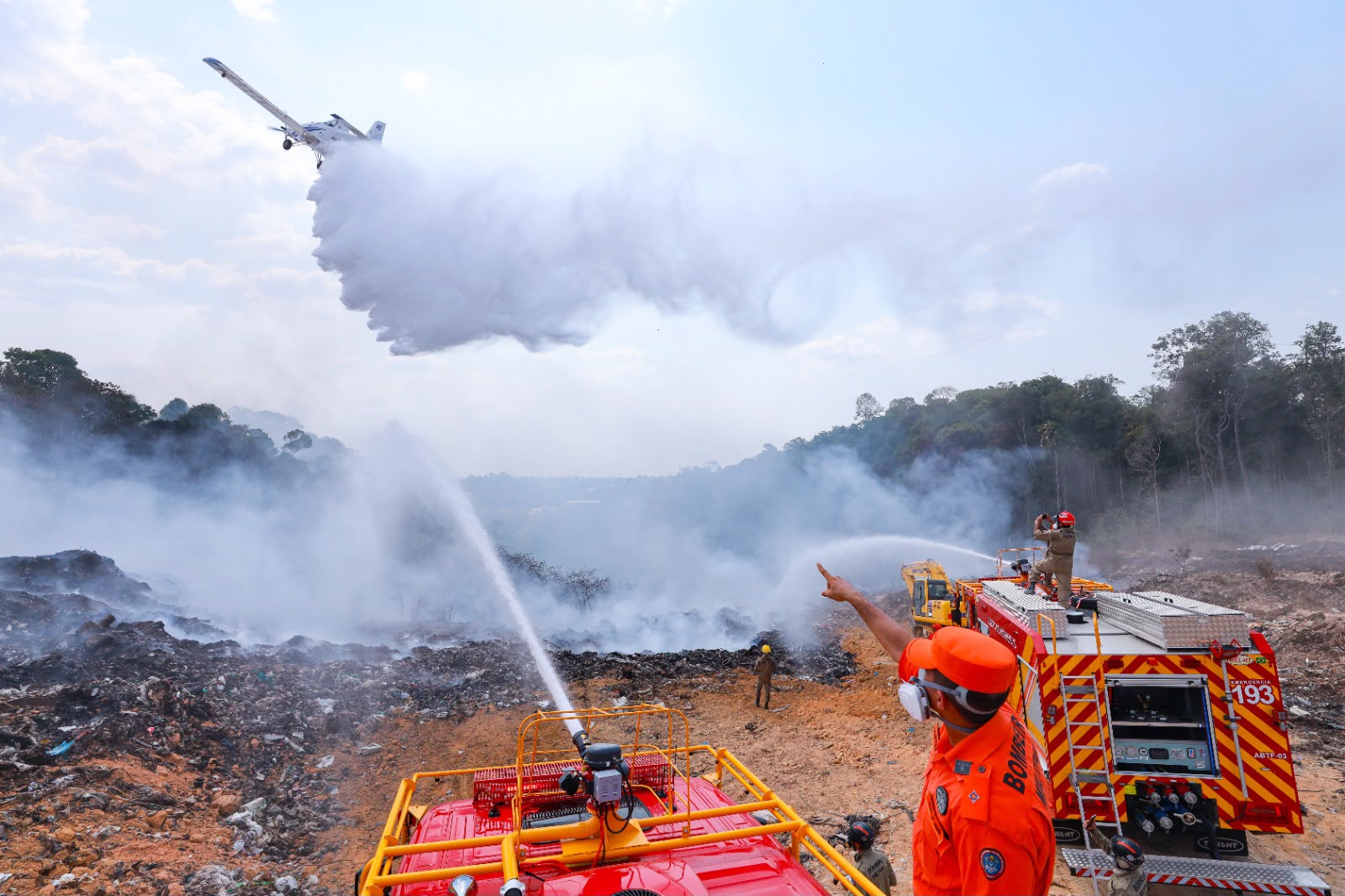 Aeronaves lançam mais de 3 milhões de litros de água contra incêndios florestais no Amazonas, em duas semanas