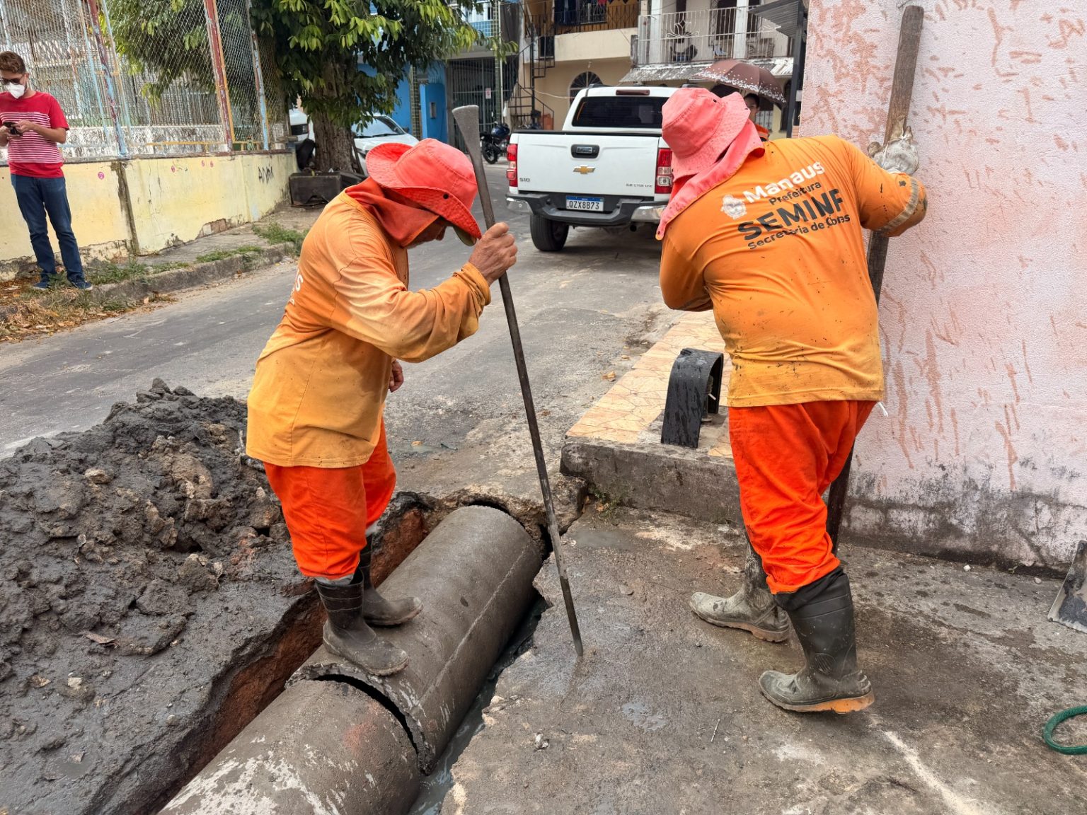 Rompimento de tubulação leva à recuperação da drenagem profunda no bairro Petrópolis