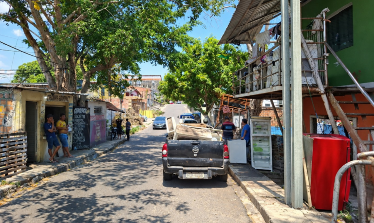 Fiscalização do Implurb determina desobstrução de calçada no Parque 10, em Manaus