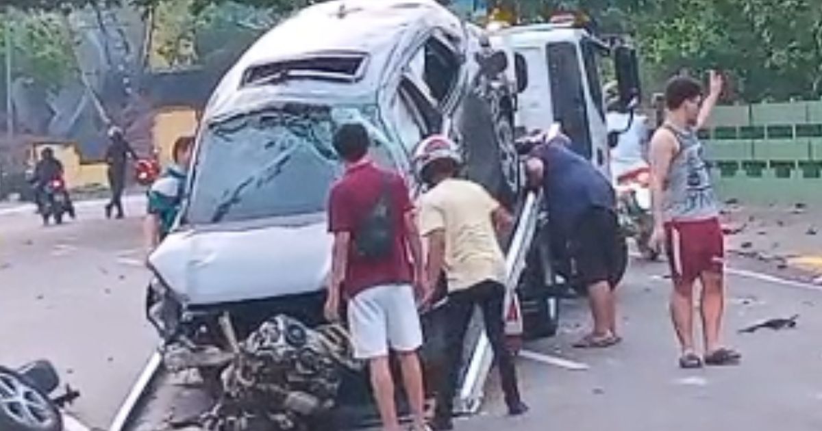Colisão com poste deixa carro destruído em Manaus