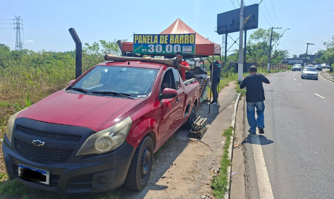 Prefeitura de Manaus notifica barraca irregular em calçada da avenida Ephigênio Salles