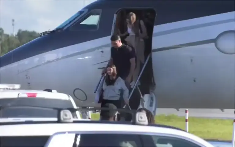 Flávio Bolsonaro chega aos Estados Unidos com a família; vídeo registra desembarque