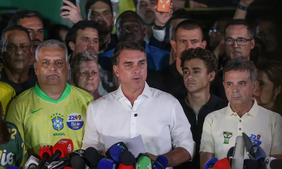 Investigações contra Flávio continuam no STF mesmo após fuga