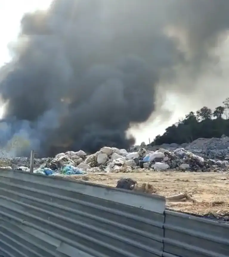 Incêndio em lixão gera densa fumaça no Puraquequara, na Zona Leste de Manaus