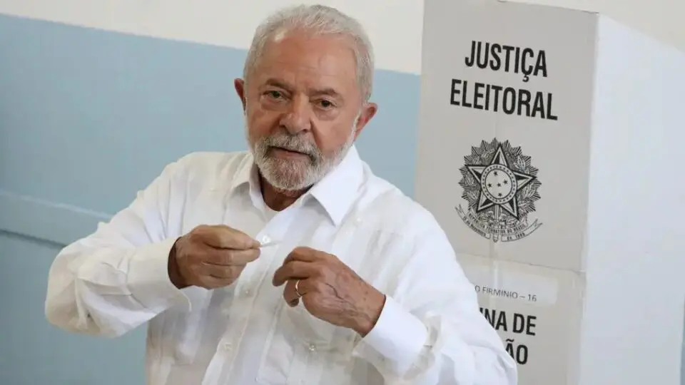 Lula vota na Grande São Paulo e diz que precisa cumprir seu papel pelo povo brasileiro
